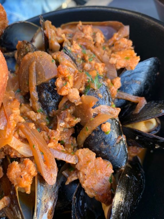  mussels and fries close up view